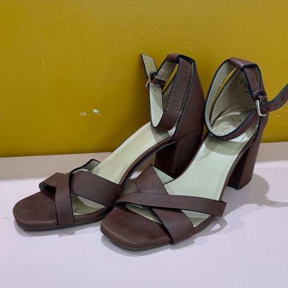 Naturalizer Shoes - Naturalizer Brown Size 6 Maggie Criss across Toe Open Sandal Block Heel Strap